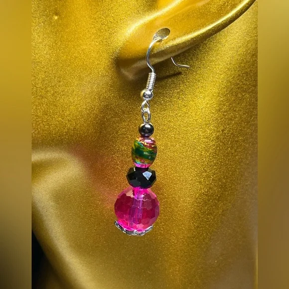 Dramatic hot pink /fuchsia and black earrings - Picture 2 of 4